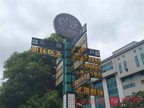 昆明路牌變廣告牌？市民游客齊呼“辣眼睛”，城市“門(mén)面”該治治了